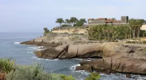 {{ otherArticle[0].article.title }}