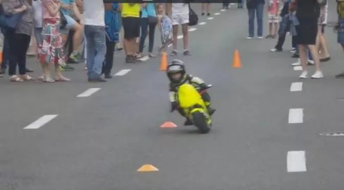 3-годишен показа как се кара мотор (ВИДЕО)