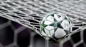 Този играч направи идиотщината да празнува пред агитката на противника и си плати жестоко (ВИДЕО)