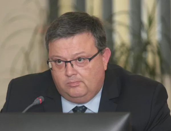 Шестима членове на ВСС искат проверка по случая "Цацаров - Дончев"