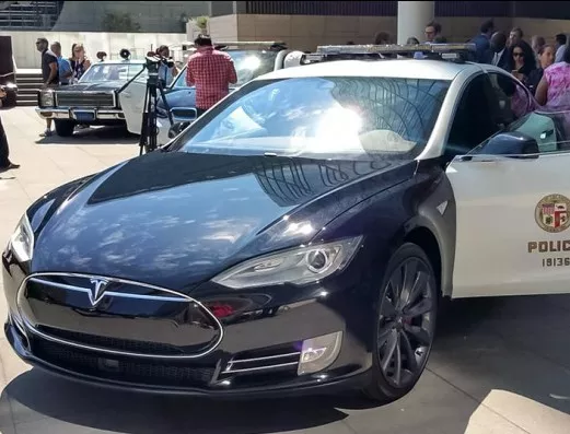 Полицията в Лос Анжелис се обзаведе с Tesla Model S