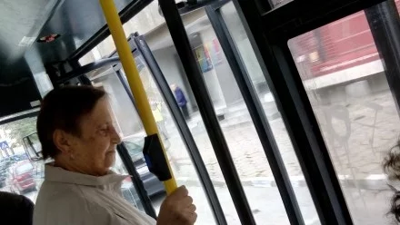 Асеновградски автобус се движи с отворени врати в дъжда*