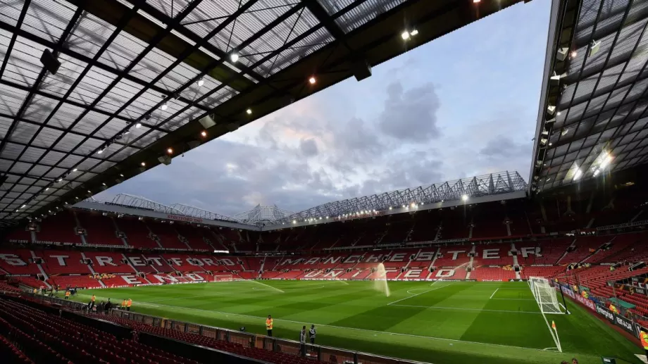 Стадионът на Манчестър Юнайтед ще има стоящи места през новия сезон