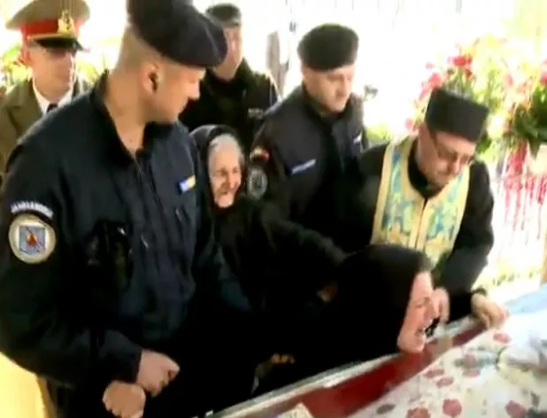 В Румъния полицията и църквата си помагат в екзорсизма: Гонят злите духове от жена (Видео)