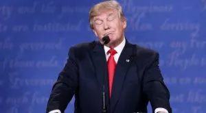 Президентът Тръмп пребива и бръсне главата на шефа на WWЕ Винс Макмеън (ВИДЕО)