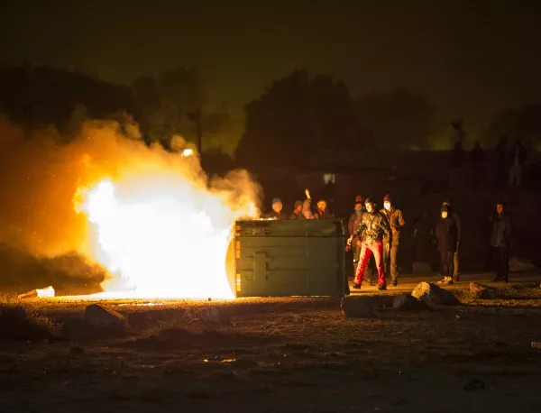 Мигранти подпалиха административна сграда в лагер на остров Лесбос (ВИДЕО)