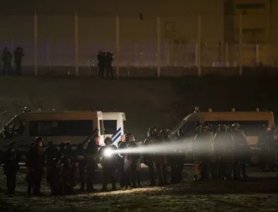 Бой между мигранти и френската полиция заради опити за влизане във Великобритания (ВИДЕО)