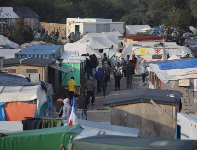Стотици бежанци са се завърнали тайно в разрушения лагер в Кале