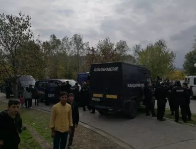 Бунт принуди полицията да блокира бежанския лагер в Харманли