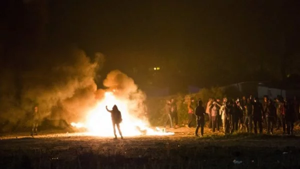 Бежански лагер във Франция беше изпепелен след масов бой