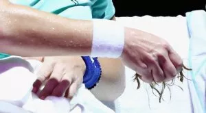 Тенисистка СЕ ПОДСТРИГА на корта и победи! (ВИДЕО)