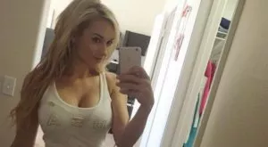 Няма да повярвате къде си завря топката най-секси голфърката в света (ВИДЕО)