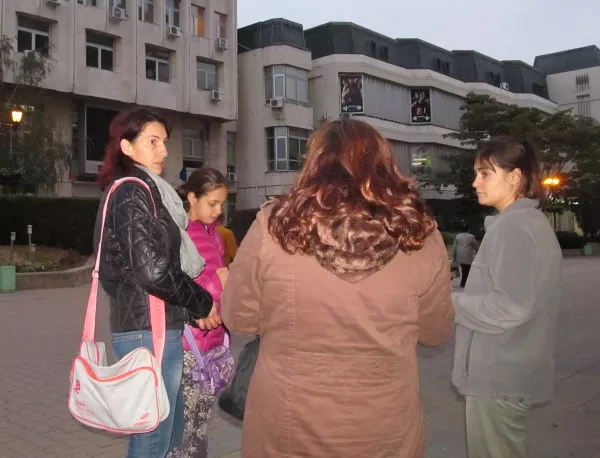 Шест майки на протест в Асеновград срещу стипендиите за ромските деца