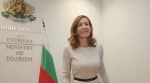 Николина Ангелкова няма да хвърля оставка 