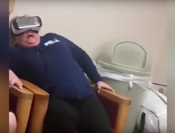 Семейство умира от смях, "пускайки" майката по виртуално влакче на ужасите (Видео)