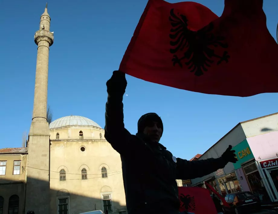 Полицаят, убил младеж в Албания, остава в затвора
