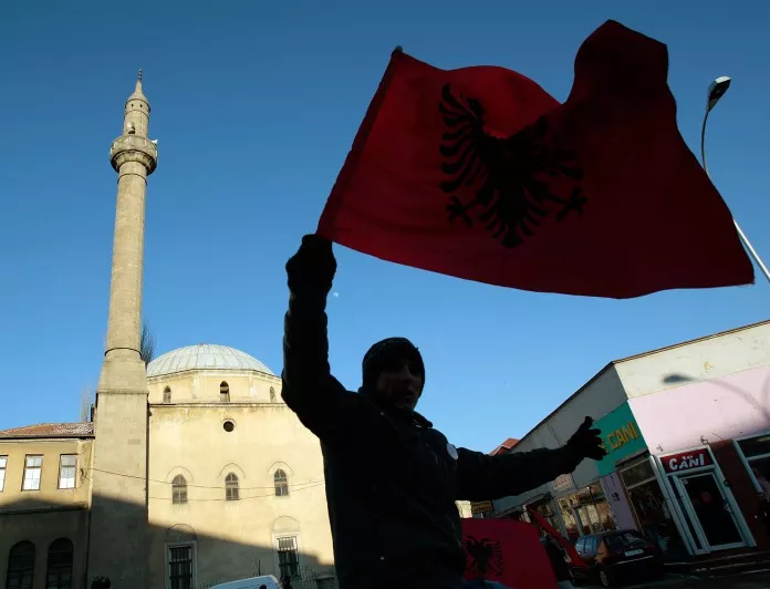 Албания изхвърли от парламента депутати заради прикрито криминално минало
