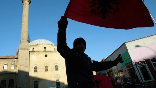 Десетки пострадаха на митинг в Албания, най-вероятно заради химическа атака