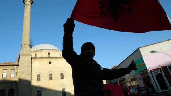 Протестиращи окупираха сградата на полицията в Тирана