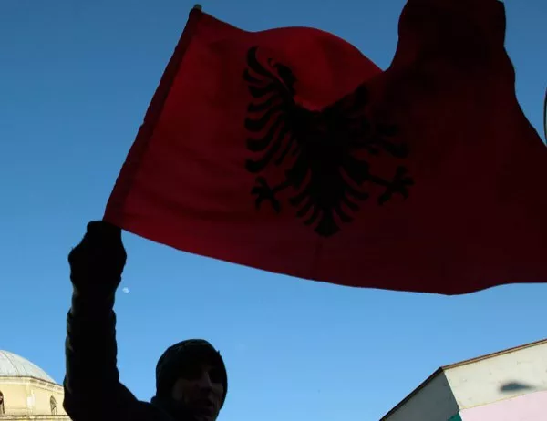 Стотици хиляди албанци мечтаят за зелена карта 