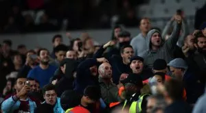 Фен на Уест Хям се опита да нападне играчите на Челси на терена (СНИМКИ)