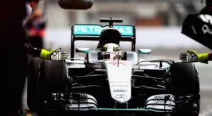 Хамилтън спечели полпозишън в Мелбърн