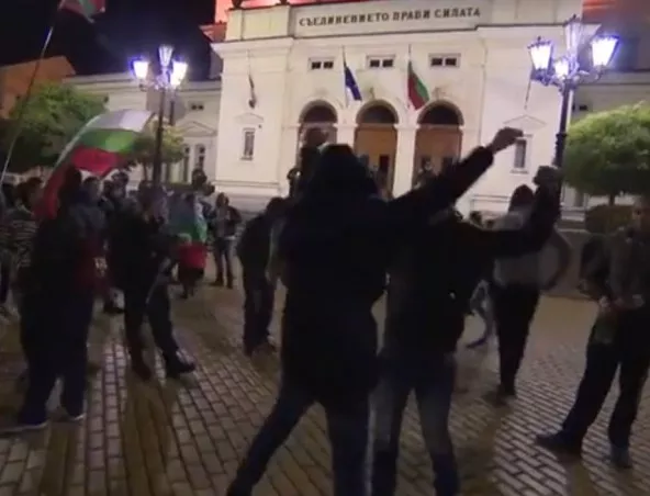 Младежи протестираха пред НС след концерта на Слави, полицията ги арестува (Видео)