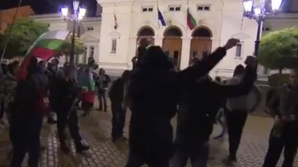 Младежи протестираха пред НС след концерта на Слави, полицията ги арестува (Видео)