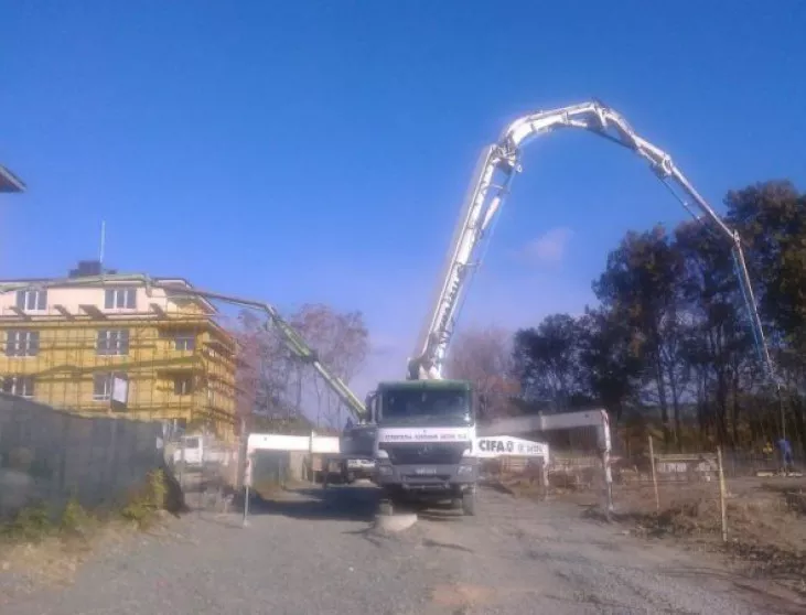 В почивните дни багери копаха в парк "Бедечка", строителството тихомълком продължава