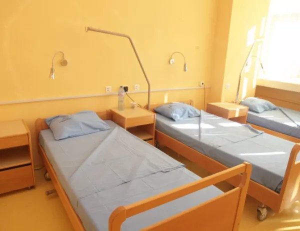 Възрастни хора наемат стаи в Специализираната болница за рехабилитация "Св. Мина" във Вършец през зимата