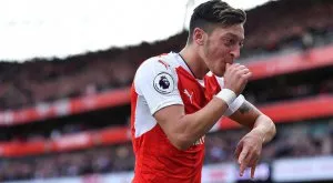 Какво означава жестът на Йозил след гола му срещу Лудогорец?