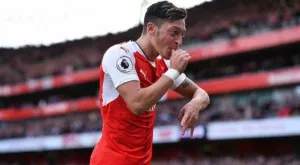 Сериозен източник: Йозил реши да остане в Арсенал