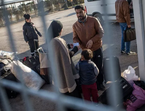 Бежанци в Италия взеха за заложници социални служители