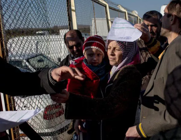 Гръцката полиция започна евакуацията на последния временен бежански лагер