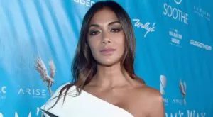 Никол бавно си сваля сутиена (СНИМКА)