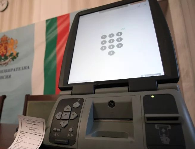 В Хасково експерименталното машинно гласуване затруднява хората