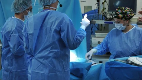 Лекари извадиха две 25-сантиметрови миоми от бременна жена