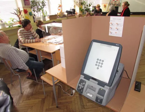 От ЦИК обясниха кога няма връщане на вота назад при машинното гласуване (ВИДЕО)