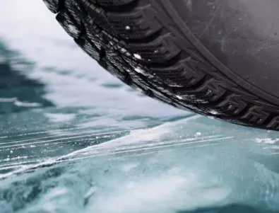Зимните гуми вече са задължителни, младите шофьори карат със стикер