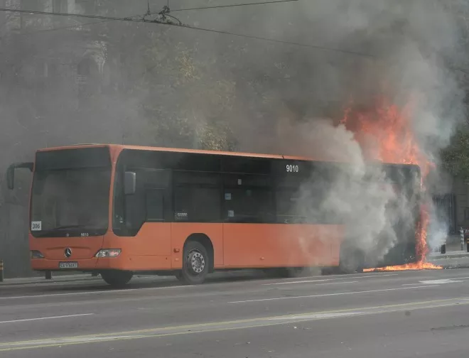 Автобус гори на Орлов мост (СНИМКИ)