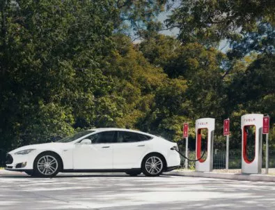 Tesla отнема безплатното зареждане на клиентите си