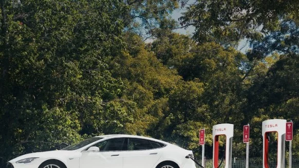 Tesla отнема безплатното зареждане на клиентите си