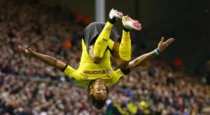 Обамеянг впечатлява не само на терена (ВИДЕО)