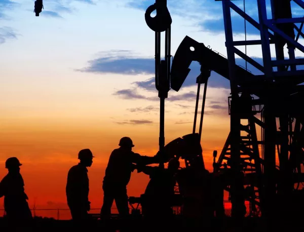 Страните извън ОПЕК намаляват добива на петрол с 560 000 барела дневно   
