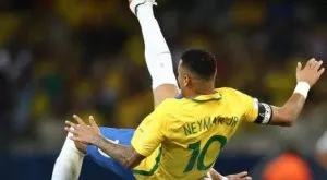 ВИДЕО: Аржентинец се опита да прекрати кариерата на Неймар