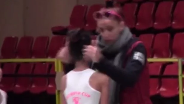 Скандал в гимнастиката: Треньорка крещи и дърпа ушите на дете (ВИДЕО)