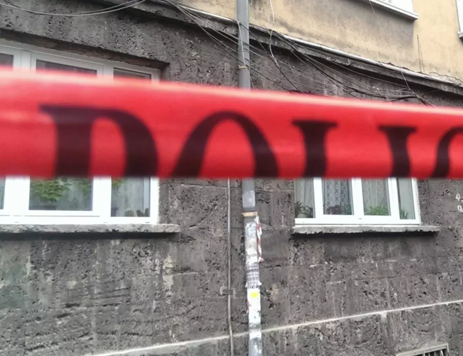 Етаж от къща се срути при ремонт и уби човек в Доспатско