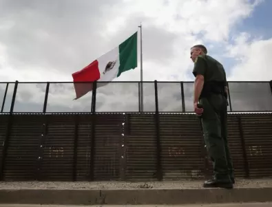 Мигранти се струпват на границата между Мексико и САЩ