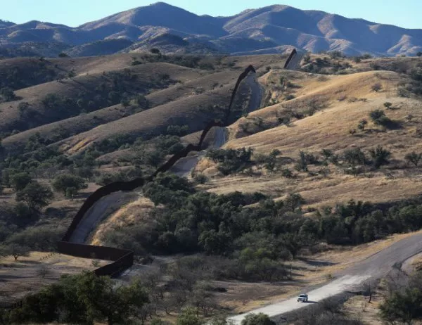САЩ започват да строят стената по границата с Мексико през лятото