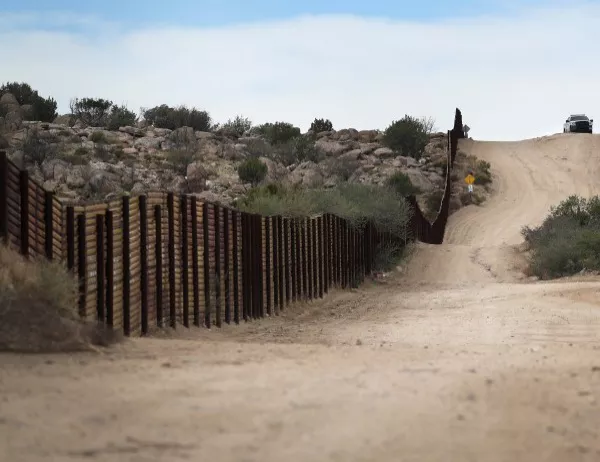 САЩ разполагат с 5 прототипа на стената по границата с Мексико